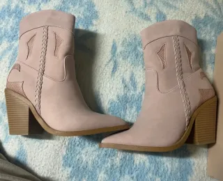 Botas rosas con tacón y detalles