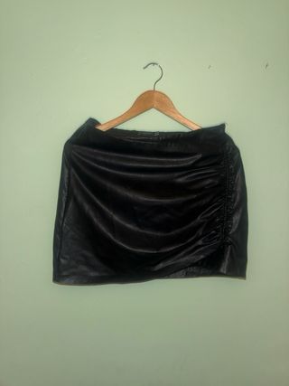 Falda efecto piel Stradivarius