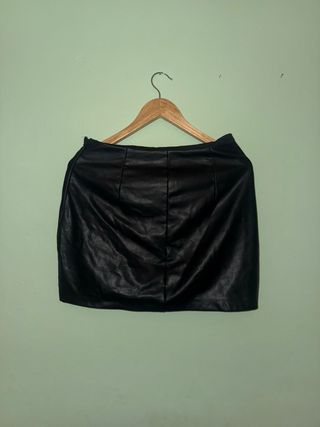 Falda efecto piel Stradivarius