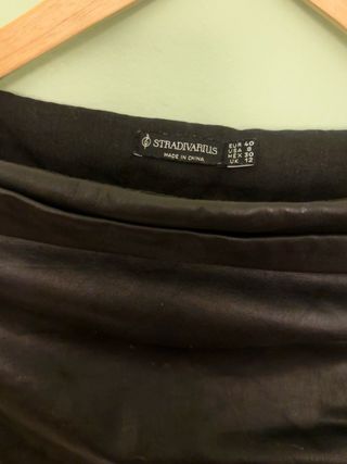 Falda efecto piel Stradivarius