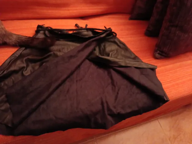 Falda corta efecto piel y ante de vuelo