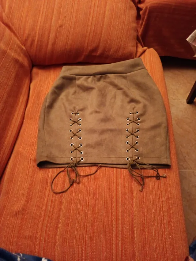 Falda ante beige con cordones