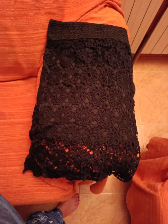 Falda tubo negra calada con cintura elástica