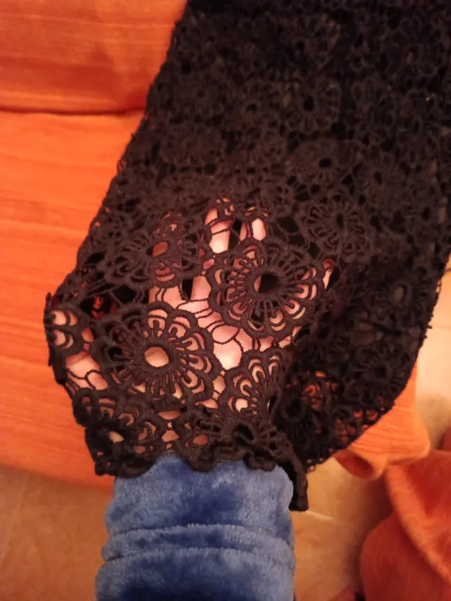 Falda tubo negra calada con cintura elástica