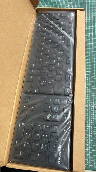 Amazon Basics Teclado con Cable USB y Base Fina.