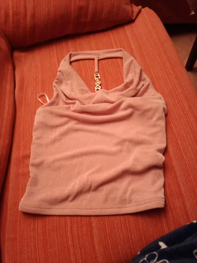 Top rosa palo sin mangas y espalda al aire