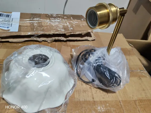 Lampada da comodino dorata e bianca