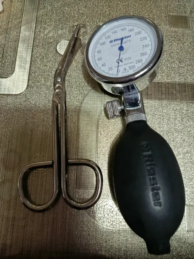 Tánsiometo y tijeras de quirófano