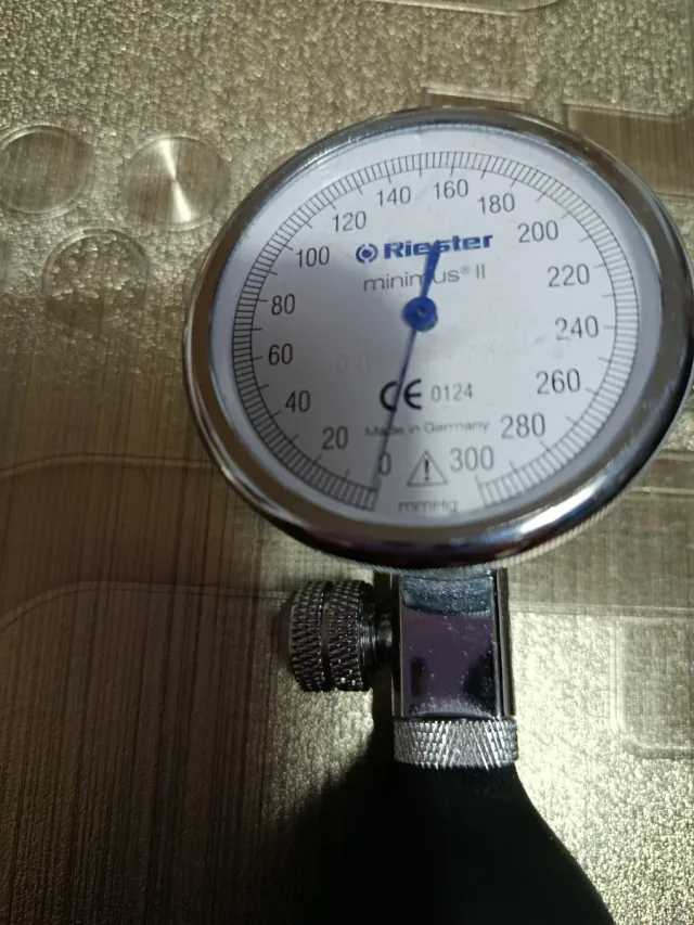 Tánsiometo y tijeras de quirófano