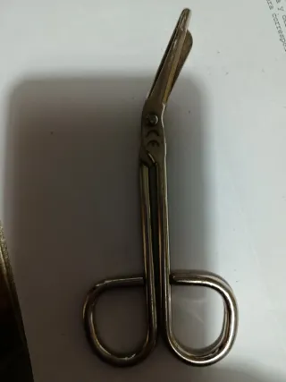 Tánsiometo y tijeras de quirófano