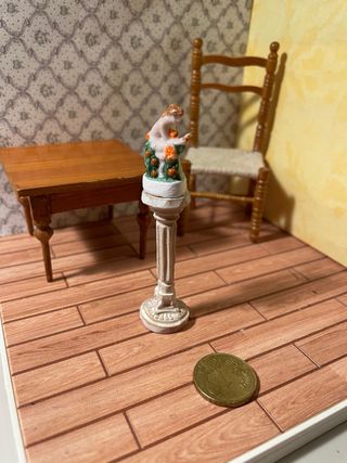 Statua piccola su colonna per casa bambole