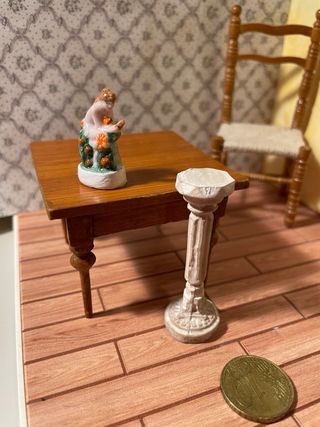 Statua piccola su colonna per casa bambole
