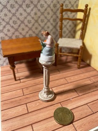 Statua piccola su colonna per casa bambole