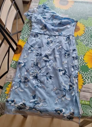 Abito azzurro con fiori