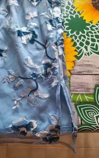 Abito azzurro con fiori