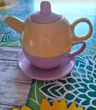 Teiera con tazza e piattino