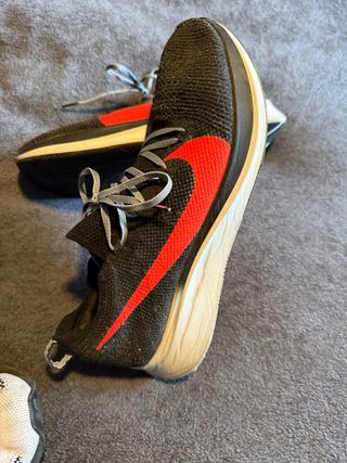 Zapatillas Nike Negras y Rojas con placa de carbon