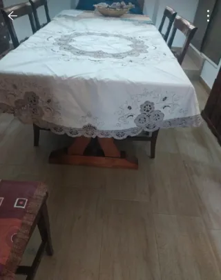 Tovaglia rotonda ricamata a mano