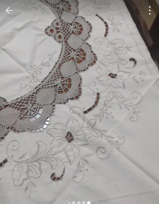 Tovaglia rotonda ricamata a mano