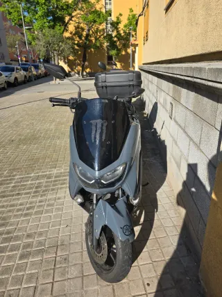 Yamaha NMAX 125 Gris con Baúl Moto Embargada.