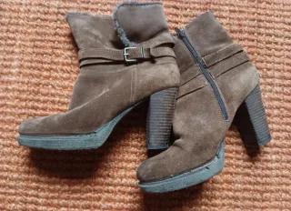 Botines de ante marrones con hebilla