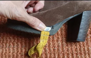 Botines de ante marrones con hebilla