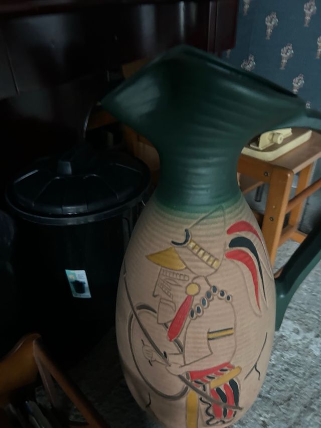 Botijo de cerámica con diseño tribal