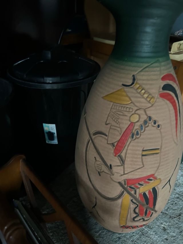 Botijo de cerámica con diseño tribal