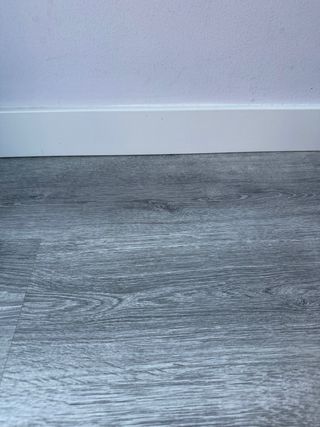 Tarima gris con rodapié