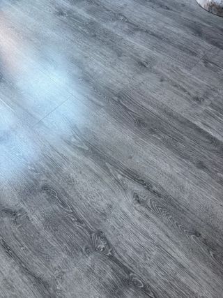 Tarima gris con rodapié