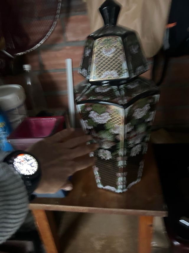 Jarrón de porcelana con diseño floral