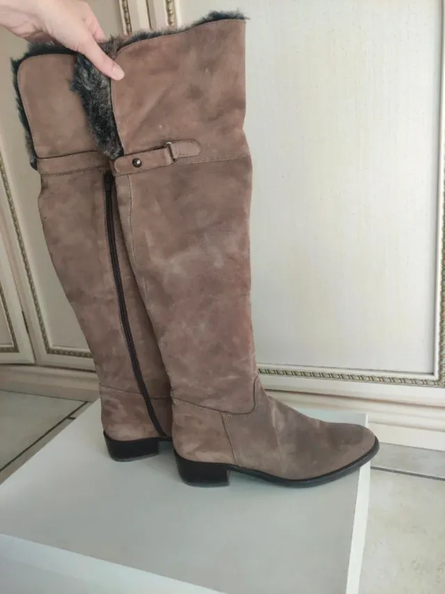 Stivali alti in camoscio con pelliccia