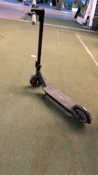 Monopatín eléctrico negro