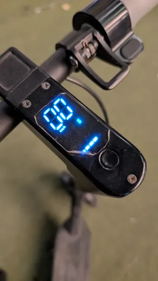 Monopatín eléctrico negro