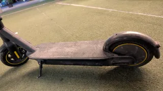 Monopatín eléctrico negro