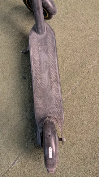 Monopatín eléctrico negro