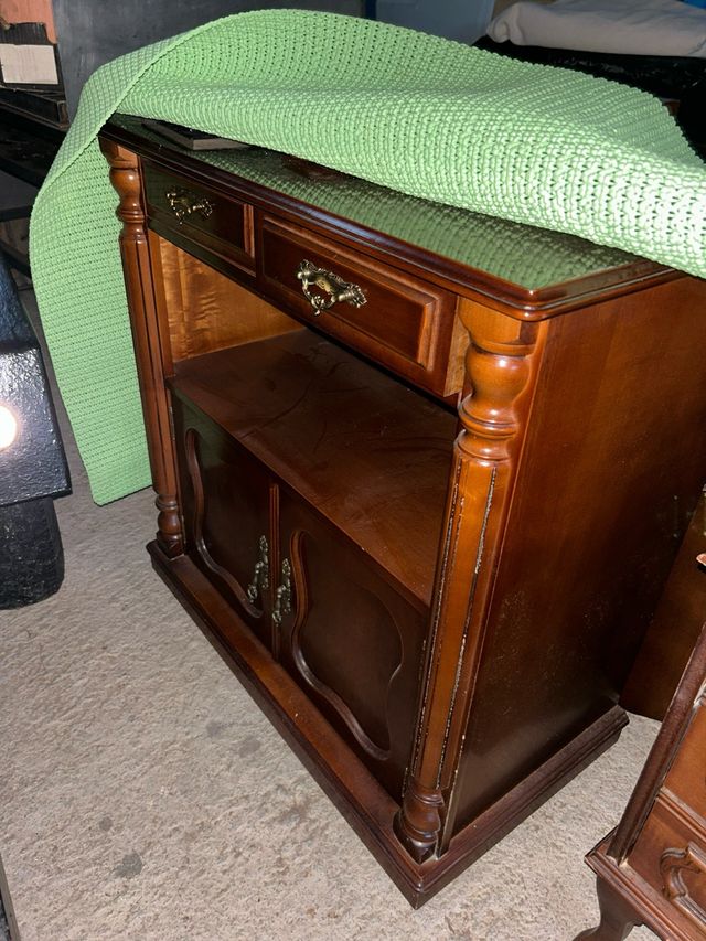 Mueble de madera con cajones y puertas