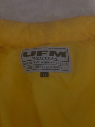 Abrigo corto acolchado amarillo mujer