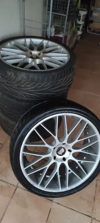 Llantas con neumáticos