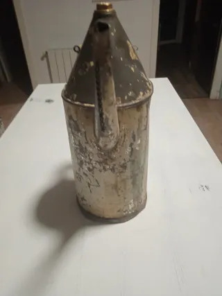 Aceitera industrial antigua