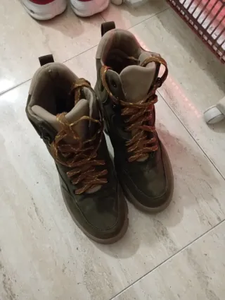 Botas de montaña senderismo marrones y verdes