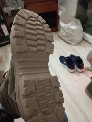 Botas de montaña senderismo marrones y verdes