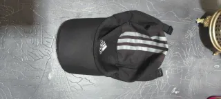 Gorra Adidas Negra con Rayas Plateadas