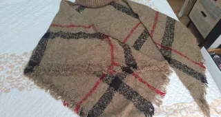 Poncho de punto con cuello alto y flecos