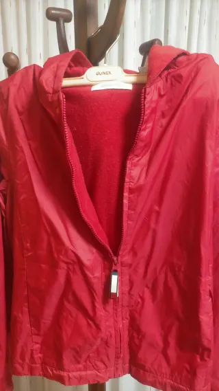 Chaqueta impermeable y calentita roja