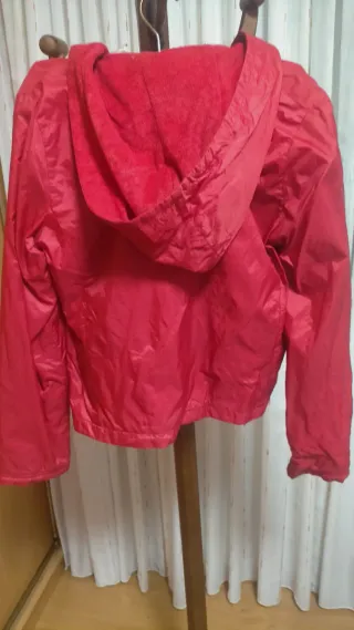 Chaqueta impermeable y calentita roja