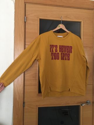 Sudadera mostaza IT'S NEVER TOO LATE