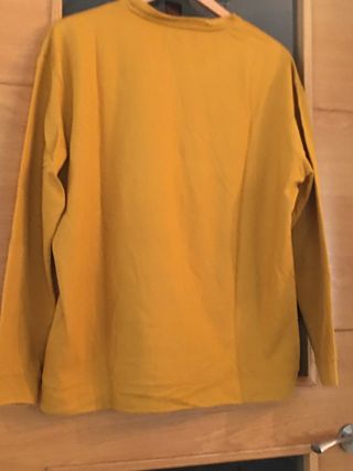 Sudadera mostaza IT'S NEVER TOO LATE