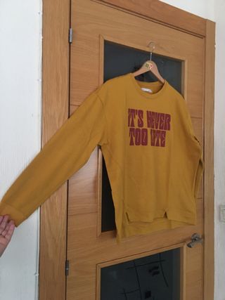 Sudadera mostaza IT'S NEVER TOO LATE