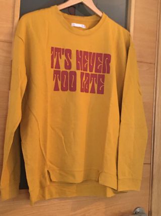 Sudadera mostaza IT'S NEVER TOO LATE